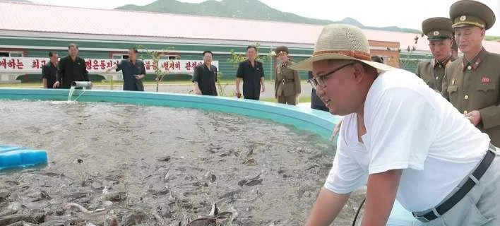 Ένας διαφορετικός Κιμ: Mε φανελάκι και ψάθινο καπέλο σαν ψαράς εν μέσω του καύσωνα στη Β. Κορέα [βίντεο]